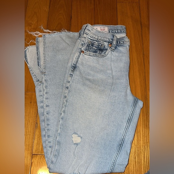 GAP 90s LOOSE MID RISE. ESTABLISHED IN 1969!!! heck out these stylish jeans! - Picture 3 of 4